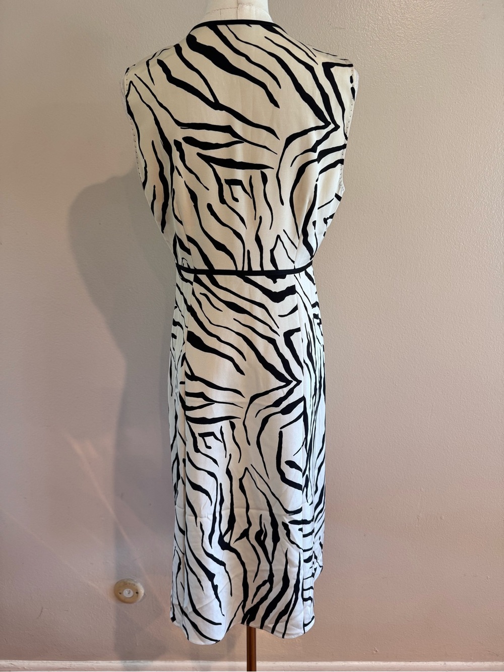 Elie Tahari 95% Silk Zebra Print Midi Dress Estimated Size 8 - Picture 3 of 10
